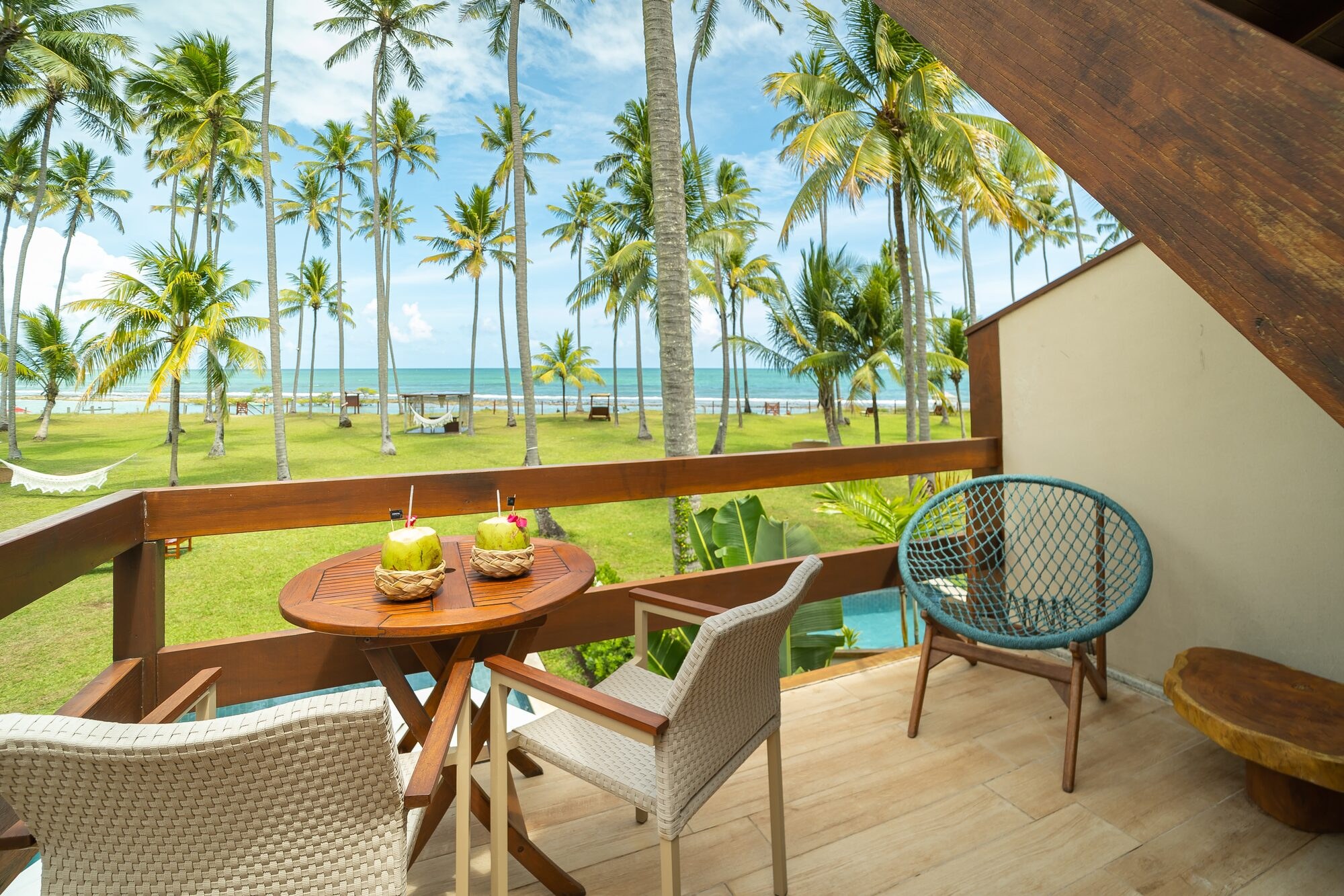 Varanda de bungalow frente-mar com vista para o coqueiral e o mar de Carneiros