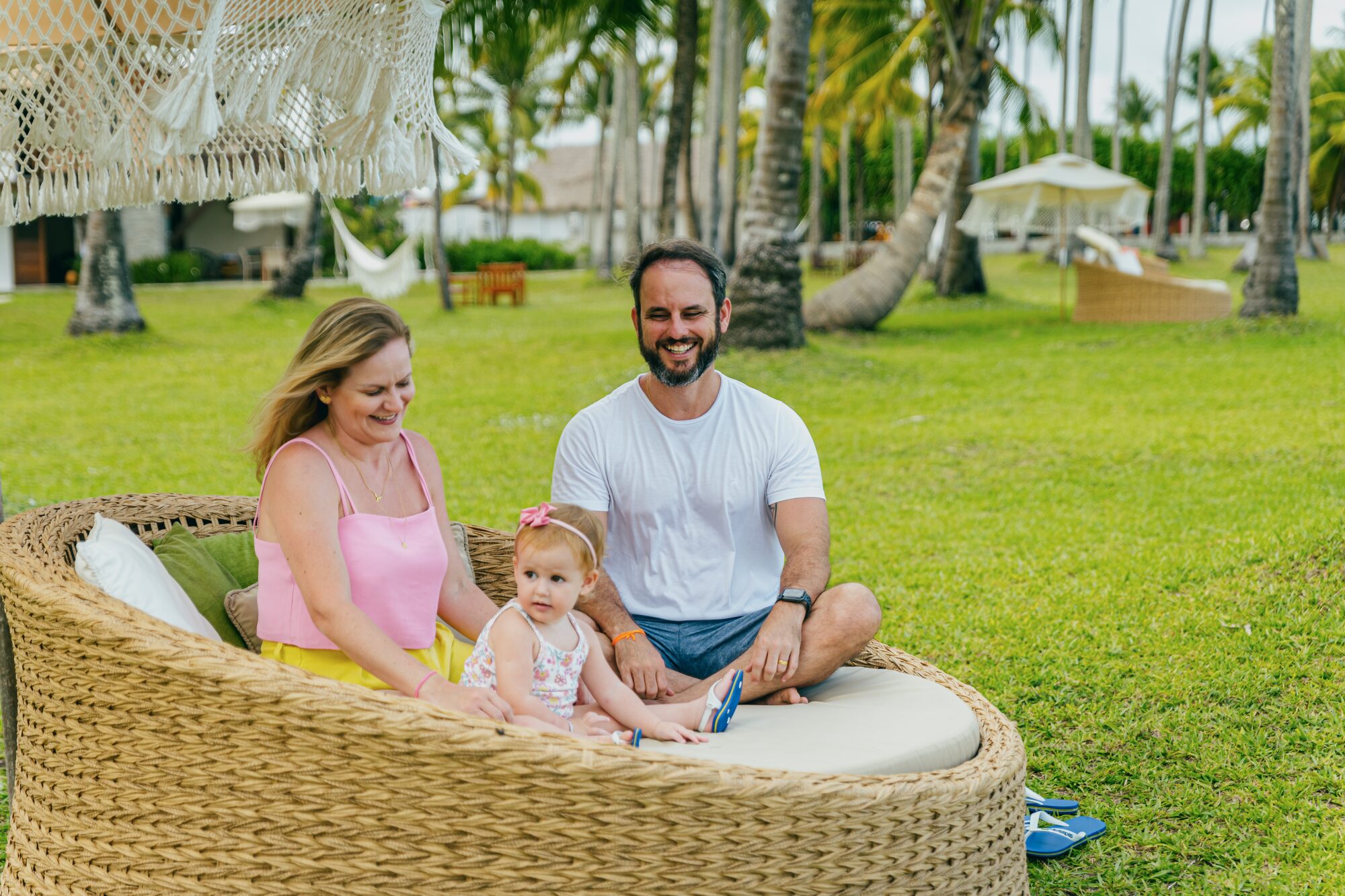 Família reunida no coqueiral, férias no Pontal