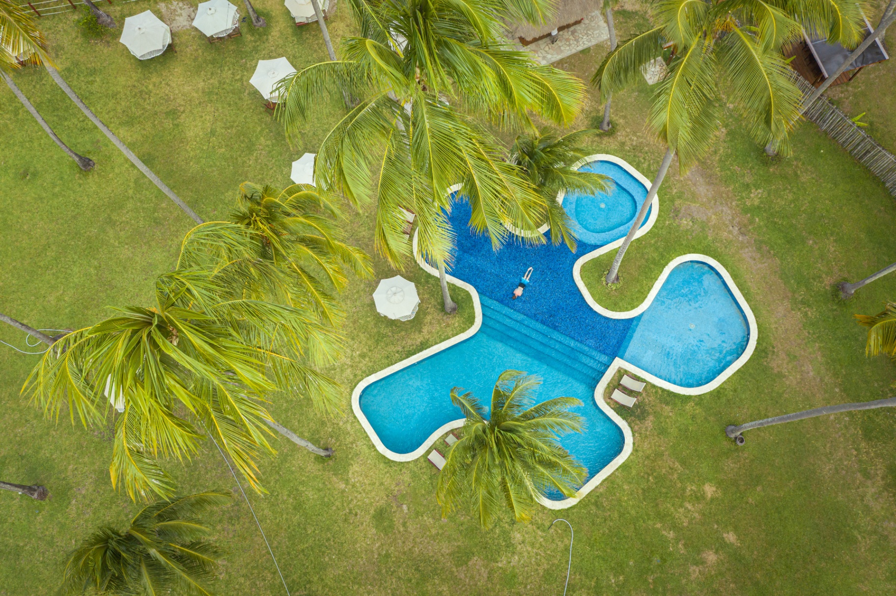 Vista aérea da piscina no coqueiral do Pontal